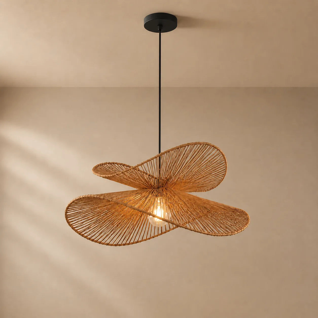 Aiko – Lampadario Design Intrecciato in Rattan Naturale