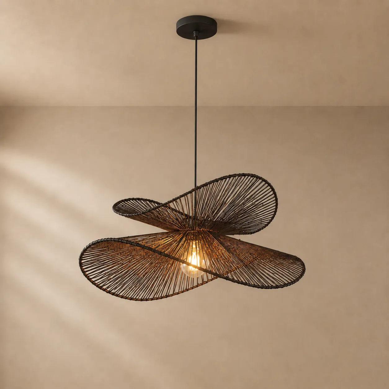 Aiko – Lampadario Design Intrecciato in Rattan Naturale