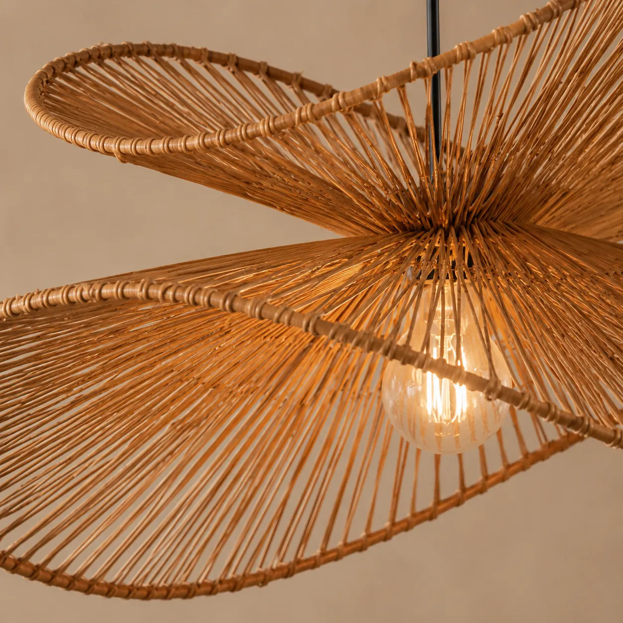 Aiko – Lampadario Design Intrecciato in Rattan Naturale