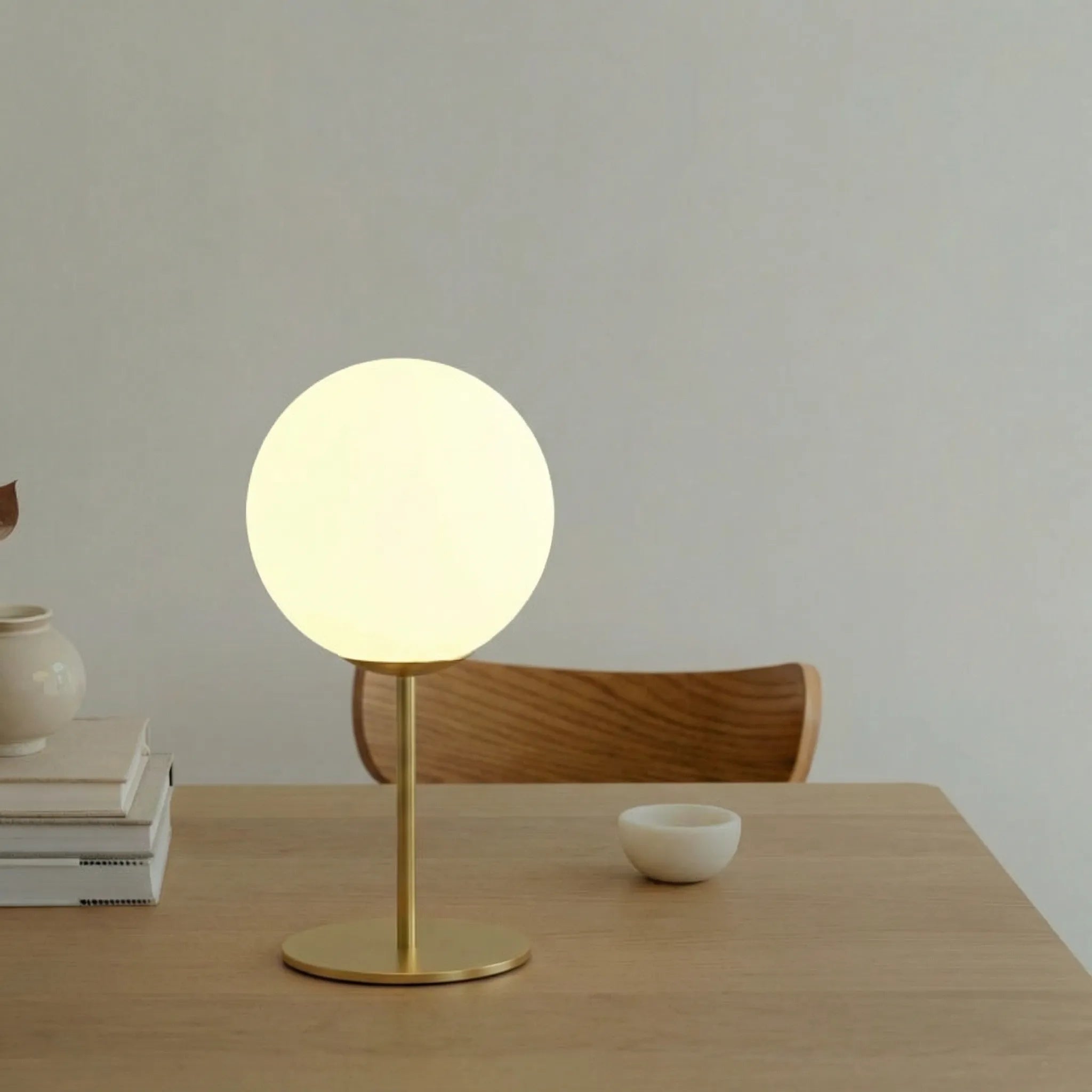 Lyra – Lampada da Tavolo a Globo in Vetro Opaco