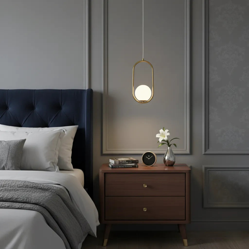 Ovalis – Lampadario a Sospensione con Cornice Ovale Dorata e Sfera in Vetro