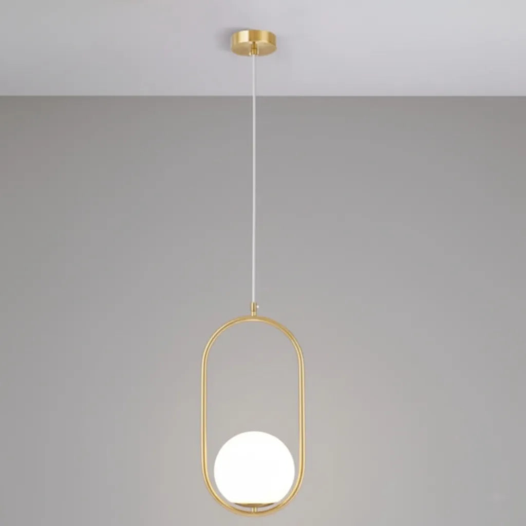 Ovalis – Lampadario a Sospensione con Cornice Ovale Dorata e Sfera in Vetro