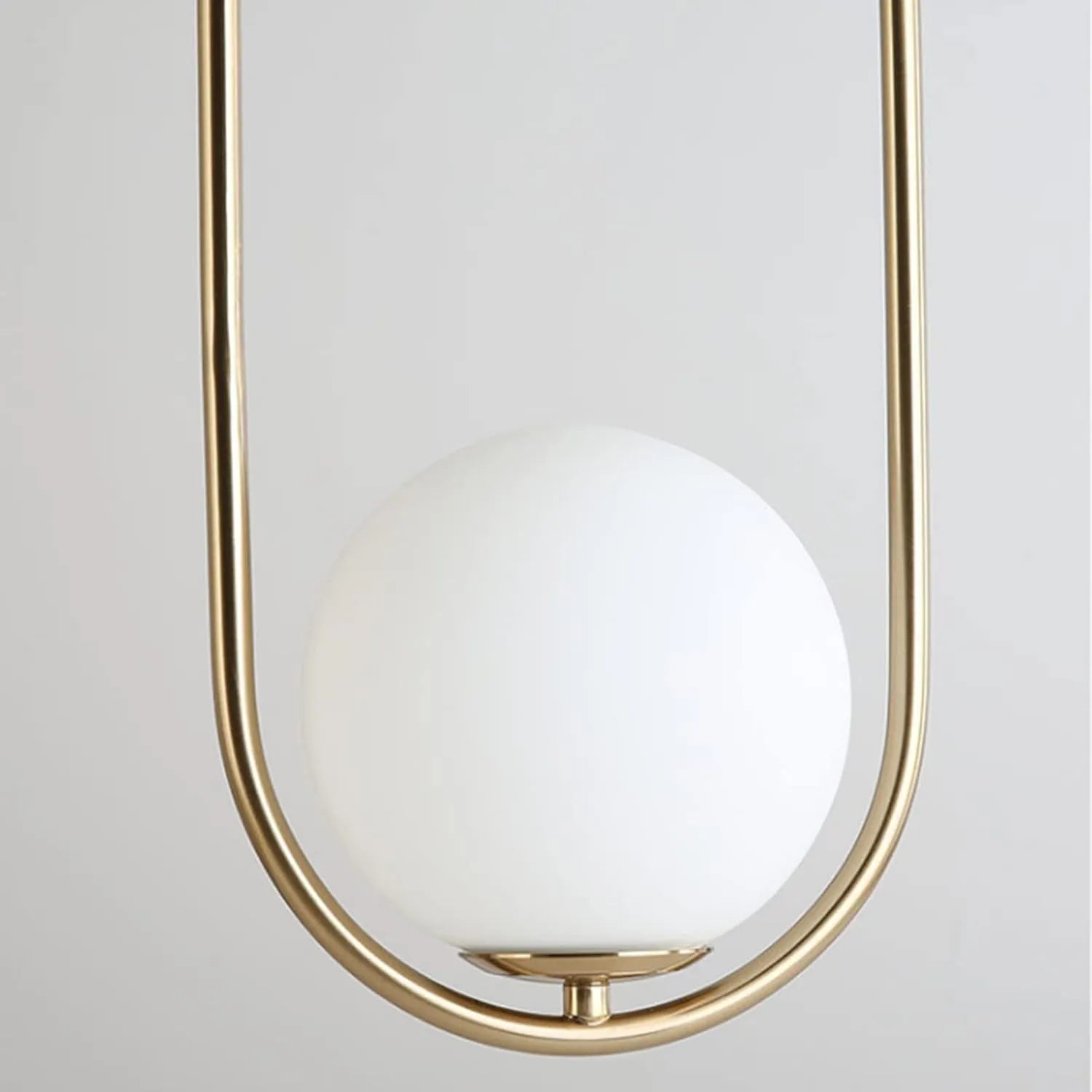 Ovalis – Lampadario a Sospensione con Cornice Ovale Dorata e Sfera in Vetro