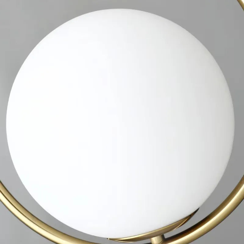 Ovalis – Lampadario a Sospensione con Cornice Ovale Dorata e Sfera in Vetro