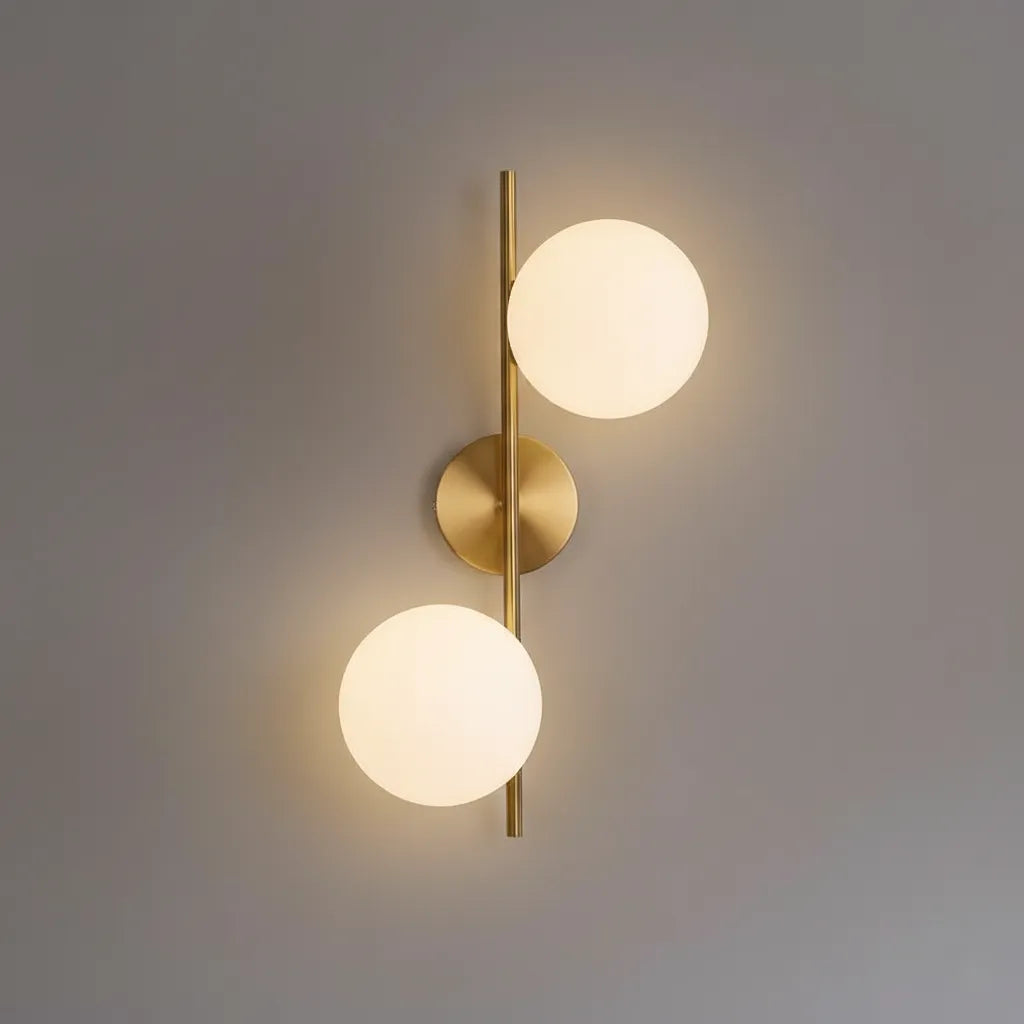 Twin Orb – Applique Design a Doppia Sfera in Vetro e Metallo