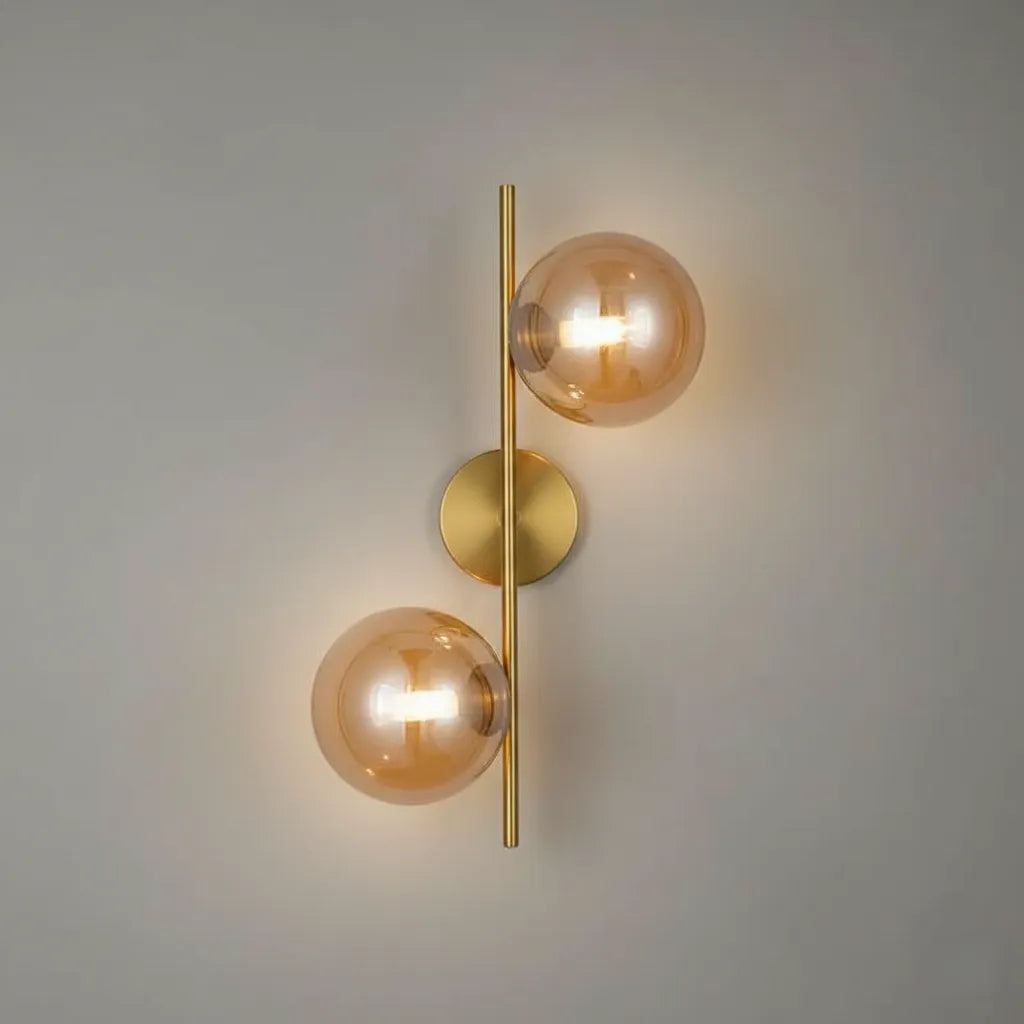 Twin Orb – Applique Design a Doppia Sfera in Vetro e Metallo