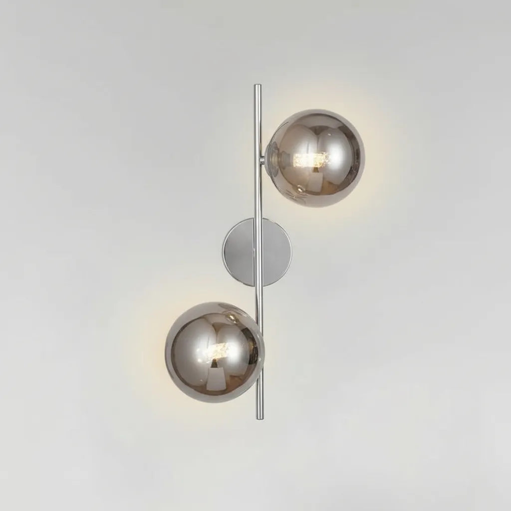 Twin Orb – Applique Design a Doppia Sfera in Vetro e Metallo