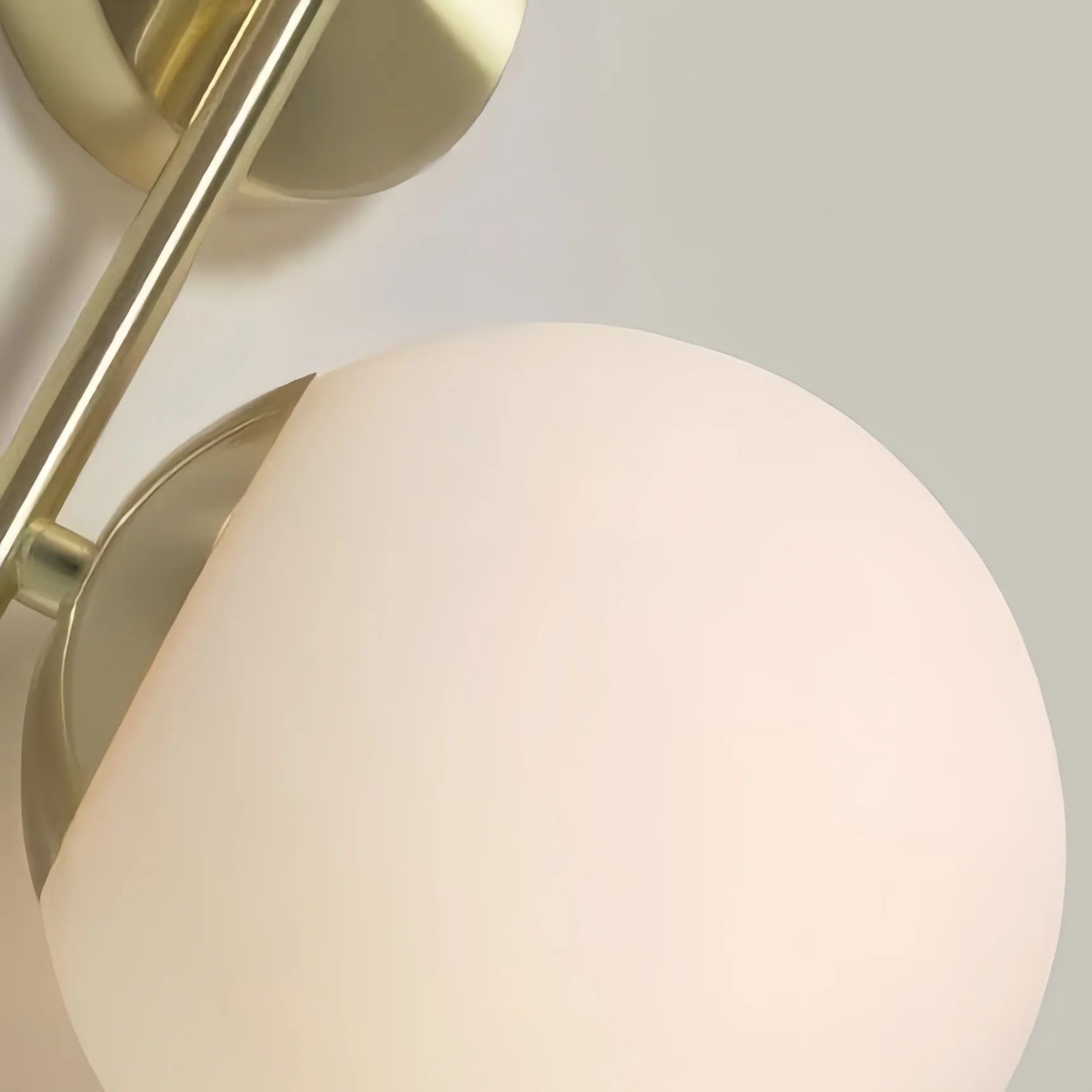 Twin Orb – Applique Design a Doppia Sfera in Vetro e Metallo