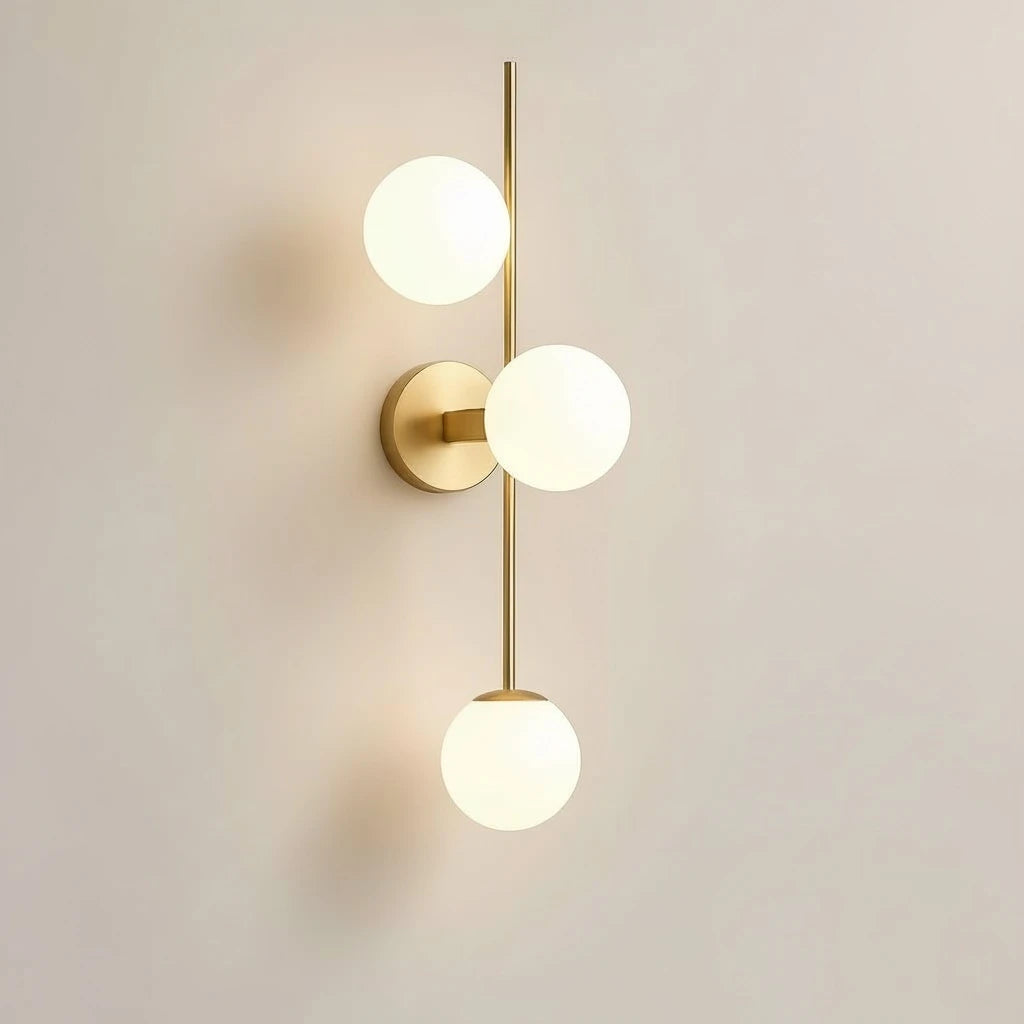 Trio Orb – Applique Design a Tre Sfere in Vetro e Metallo