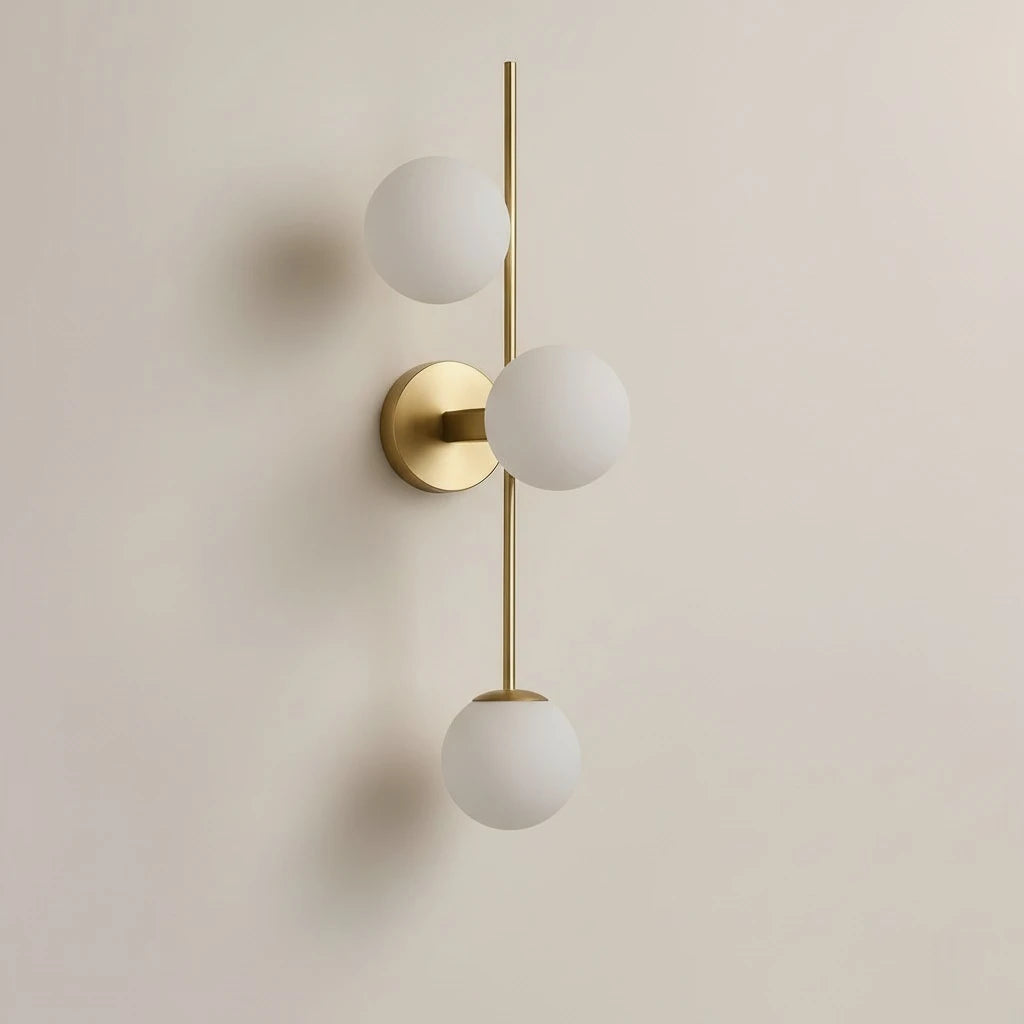 Trio Orb – Applique Design a Tre Sfere in Vetro e Metallo