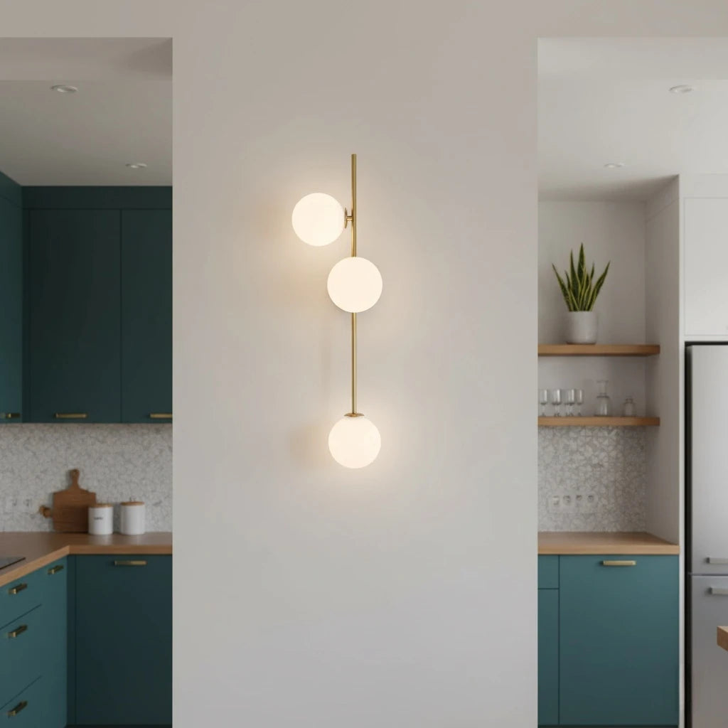 Trio Orb – Applique Design a Tre Sfere in Vetro e Metallo