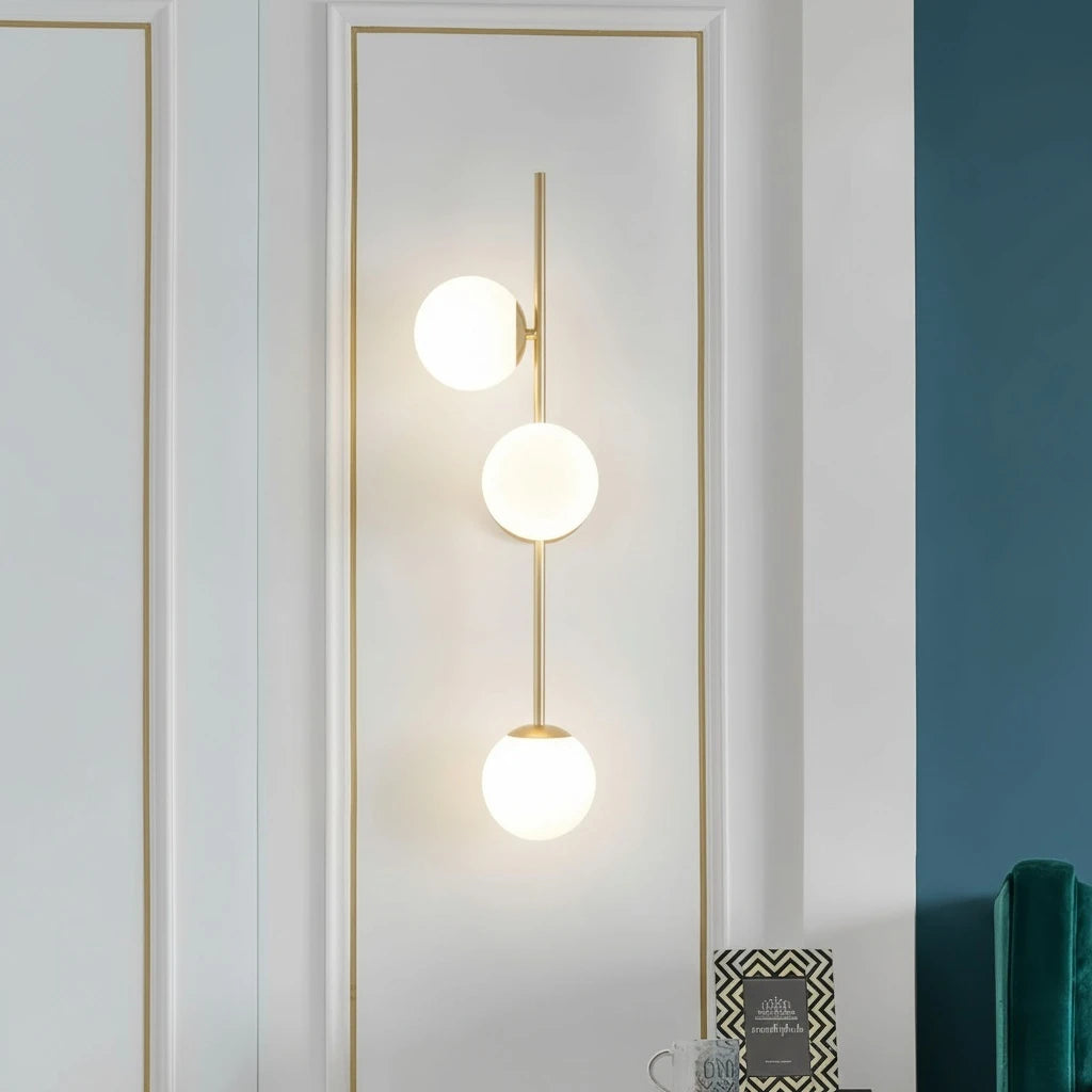 Trio Orb – Applique Design a Tre Sfere in Vetro e Metallo