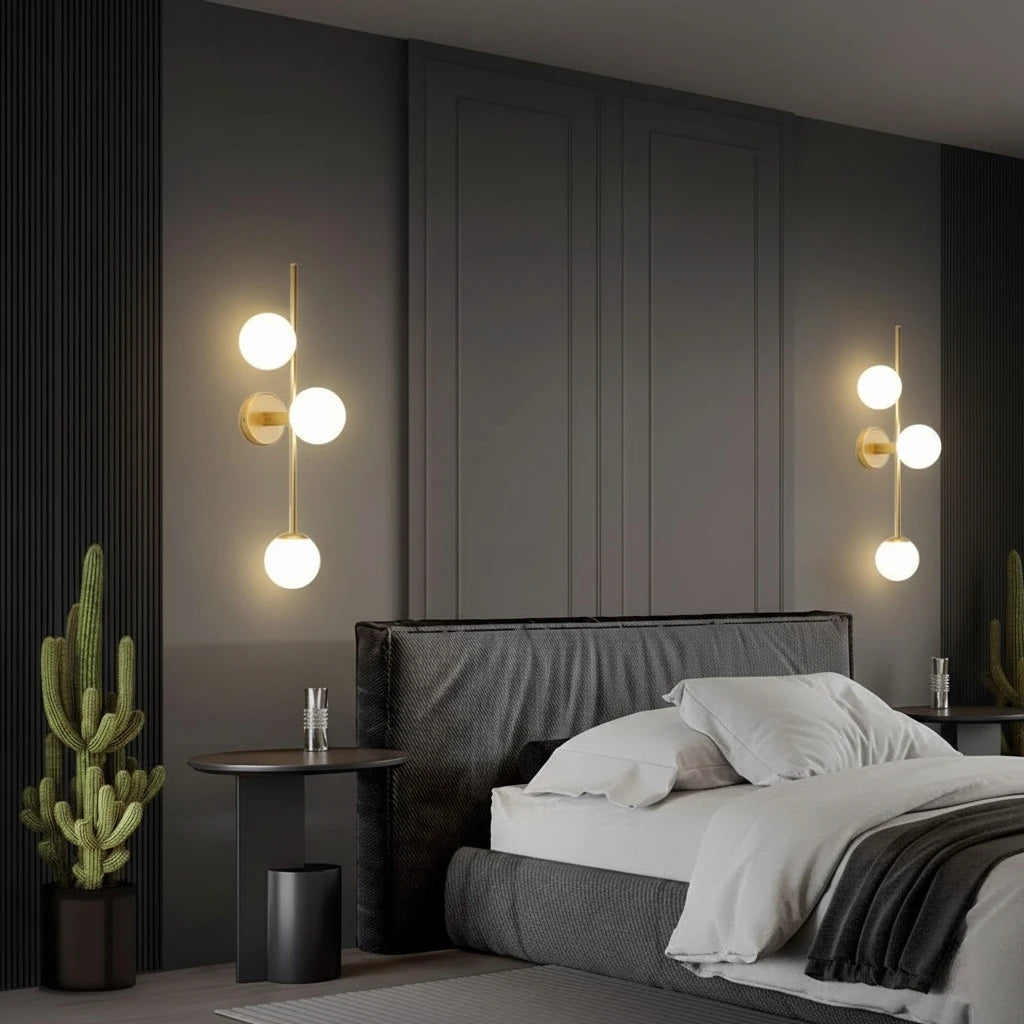 Trio Orb – Applique Design a Tre Sfere in Vetro e Metallo